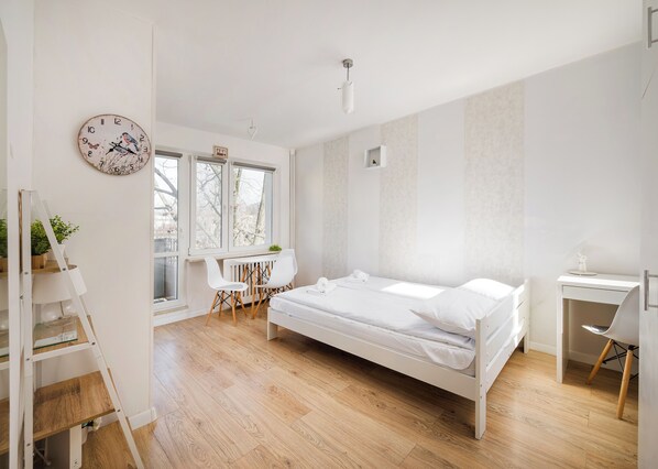 Iron/ironing board, WiFi, bed sheets