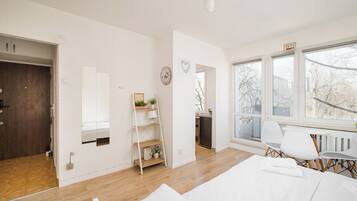 Iron/ironing board, WiFi, bed sheets