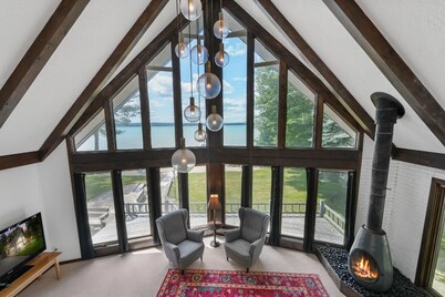 LAKEFRONT HOME w BEACH @ HIGGINS LAKE!