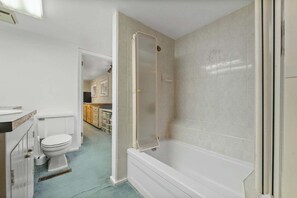 SĂšche-cheveux, serviettes fournies, savon, papier toilette