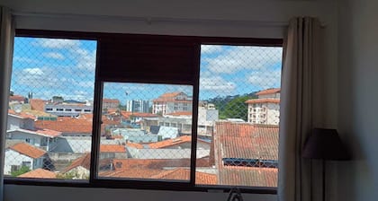 Apartment in Águas de Lindóia near the events square. Pets allowed.