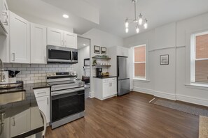 Refrigerador, microondas, horno, placa de cocina