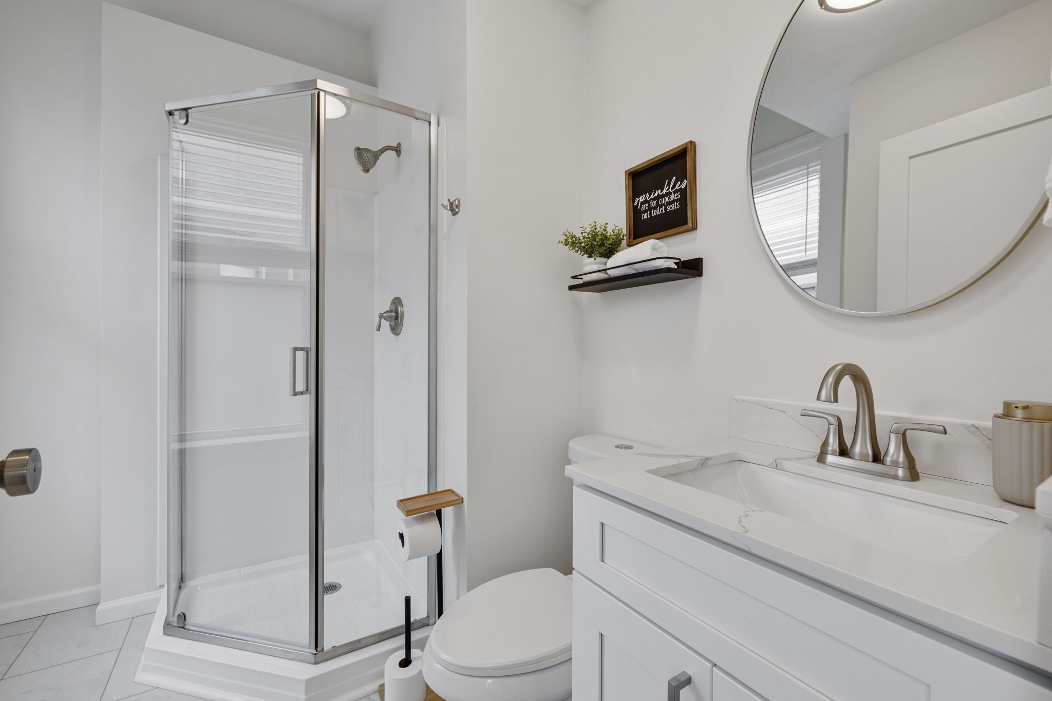 Bruser, hårtørrer, håndklæder, Toiletpapir