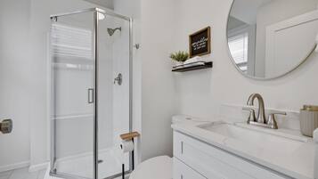 Bruser, hårtørrer, håndklæder, Toiletpapir