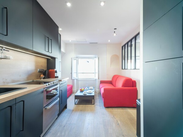 Fridge, oven, stovetop, dishwasher