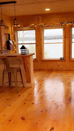 Charming 3-bedroom house in Crown Point with WiFi and AC