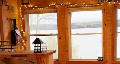 Charming 3-bedroom house in Crown Point with WiFi and AC