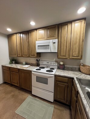 Fridge, microwave, oven, stovetop - Cozy Home on the edge of Rolla! (Rolla)