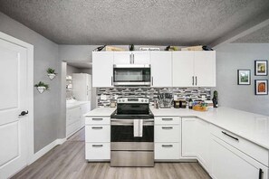 Refrigerador, microondas, horno y parrilla de estufa 