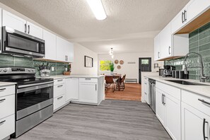 Geladeira, micro-ondas, fogão, cooktop