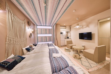 Espacio para trabajar con laptop, wifi gratis y ropa de cama