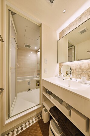 Economy Quadruple Room | Bathroom - TORACO konohana (Osaka)