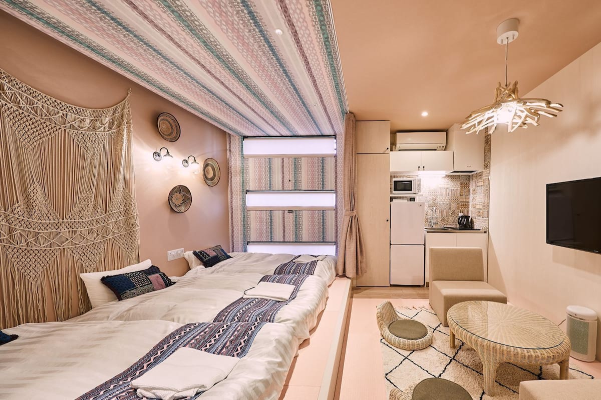 Laptop workspace, WiFi (free), bed sheets