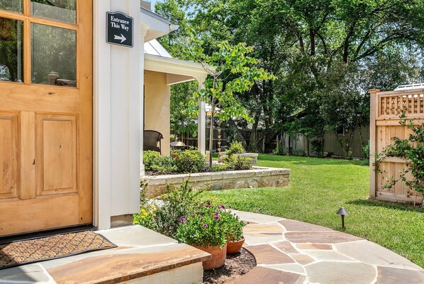 Exterior detail - Centre House | King Bed, Patio w/ Fire-pit & Grill (Fredericksburg)