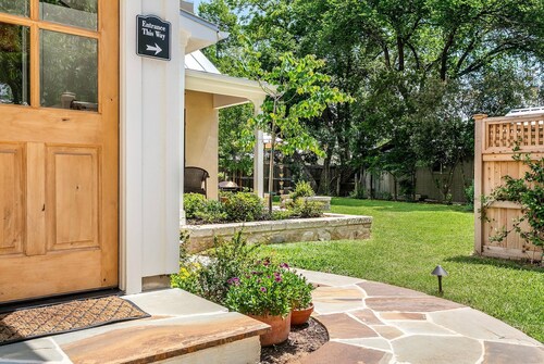 Centre House | King Bed, Patio w/ Fire-pit & Grill