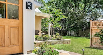 Centre House | King Bed, Patio w/ Fire-pit & Grill