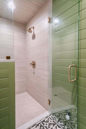 Shower, hair dryer, towels - Centre House | King Bed, Patio w/ Fire-pit & Grill (Fredericksburg)