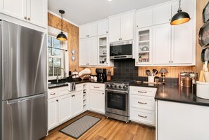 Kühlschrank, Mikrowelle, Wasserkocher mit Kaffee-/Teezubehör, Toaster