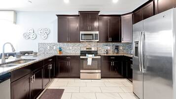 Micro-ondas, fogão, cooktop, cafeteira/chaleira