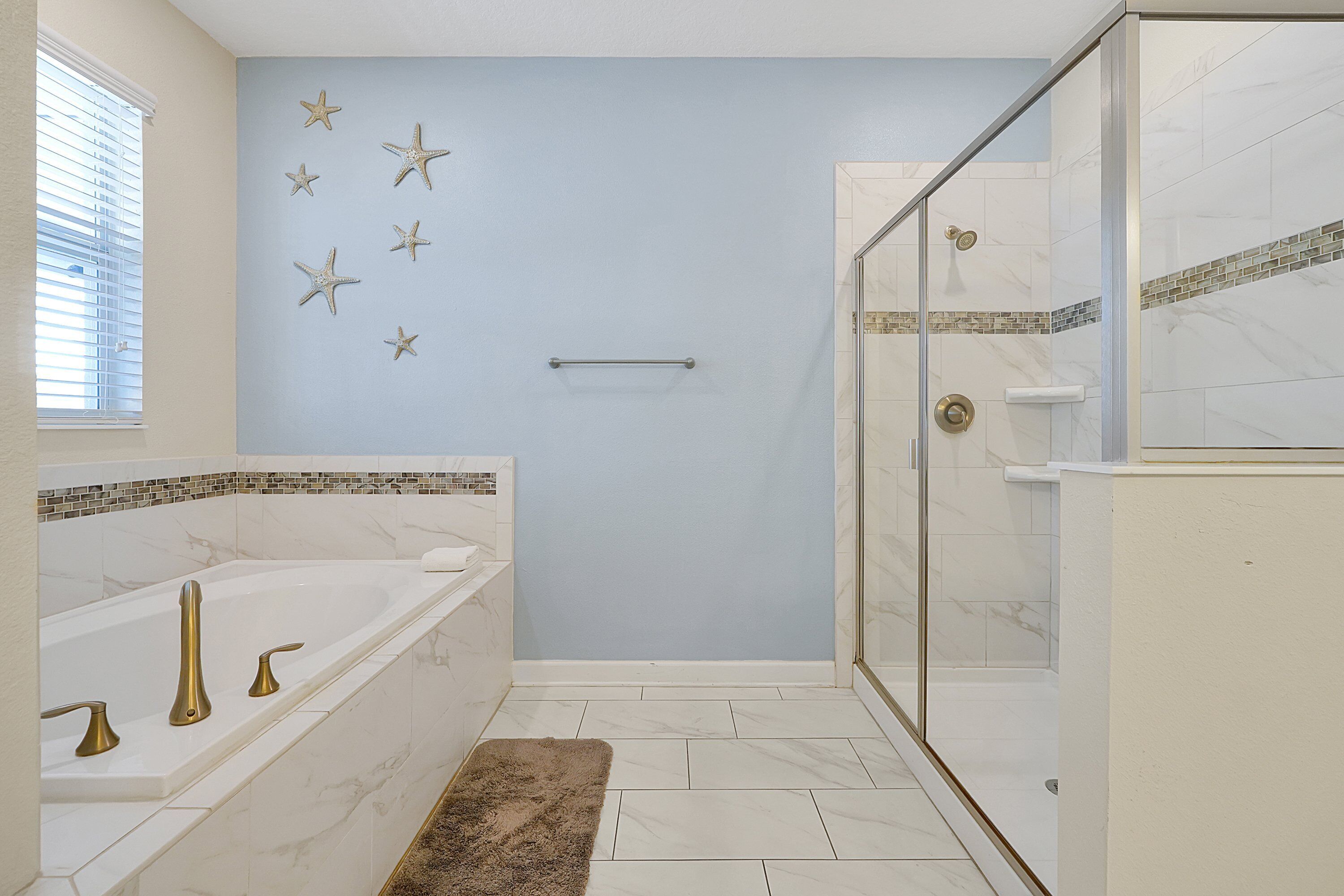 Ein Badezimmer mit einer Badewanne, einer Dusche und einer separaten Duschkabine.