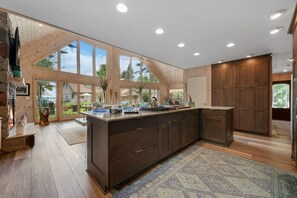 Four à micro-ondes, un four, surface de cuisson, lave-vaisselle