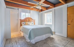 4 bedrooms, iron/ironing board, free WiFi, bed sheets