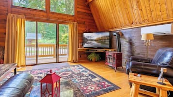 Télévision, cheminée, baby-foot