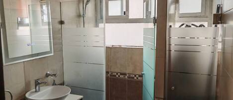 Toalhas de banho, sabonete, papel higiênico