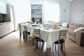 A dining area with a long table set for a meal, surrounded by chairs. - Bio B&B La Scoperta del Pollino (Laino Castello)