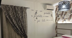 Deluxe tweepersoonskamer, balkon, uitzicht op bergen | 1 slaapkamer, donzen dekbedden, een gratis minibar