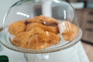 A glass dome covering a plate with croissants. - Bio B&B La Scoperta del Pollino (Laino Castello)