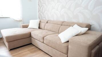 Een koelkast met diepvriezer, een microgolfoven, een oven, een kookplaat