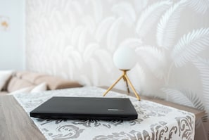 Een 22-inch smart-tv met digitale zenders, een iPod-dock en speelgoed