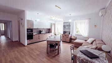 Full-sized fridge, microwave, oven, stovetop