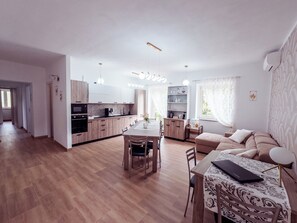 Een koelkast/vriezer, een magnetron, een oven, een kookplaat