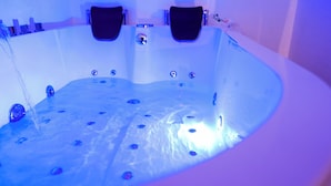 Un jacuzzi con asiento integrado y panel de control.