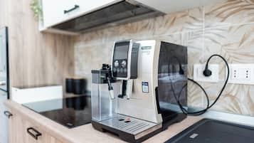Full-sized fridge, microwave, oven, stovetop