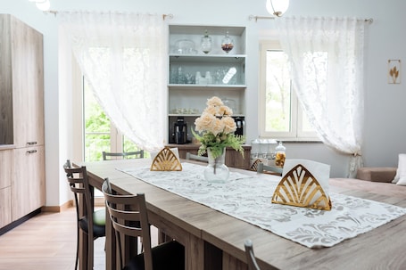 Refrigerador con congelador, microondas, horno y parrilla de estufa