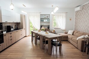 Refrigerador con freezer, microondas, horno, placa de cocina