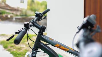 Uma bicicleta estacionada em frente a um edifício com uma placa que diz 'Rockridge'.