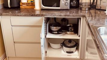 冰箱、微波炉、烤箱、炉灶