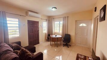 Smart-tv, dvd-spelare, böcker och ett musikbibliotek