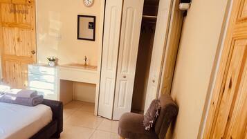 2 sovrum, skrivbord, strykjärn/strykbräda och gratis wi-fi