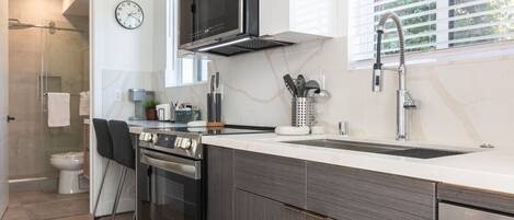 Réfrigérateur, micro-ondes, four, plaque de cuisson