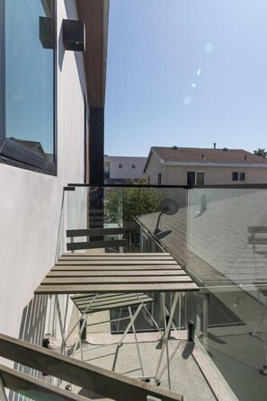 Outdoor dining - FIFA World Cup: Built 2024 Scandinavian-Style 1BR/Studio with DECK p82 (Los Angeles)