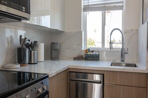 Frigorifero, microonde, forno, piano cottura