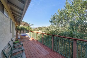 Outdoor dining - Surf Shack at Lake Nacimiento with Private Slip! (Bradley)