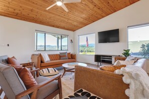 Smart TV, video games - Surf Shack at Lake Nacimiento with Private Slip! (Bradley)