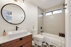 Een douche, een haardroger, handdoeken, zeep