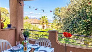 Mesa lista para comer con vista al campo.